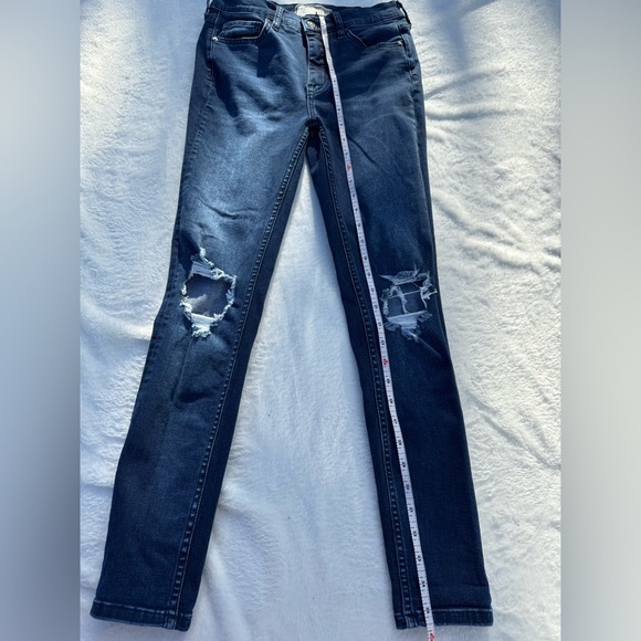 Free People Women’s Distressed Skinny Jeans Size 26 Effortlessly Cool Ripped - Picture 6 of 11